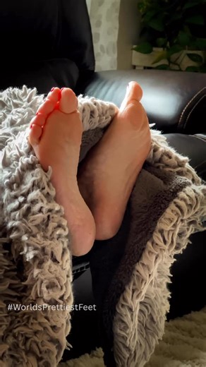 Worlds Prettiest Feet on Instagram: "@worldsprettiestfeet #worldsprettiestfeet #barefoot #barefeet #pedicure #foot #feetpic #prettypedicure #footart #theposefeet #thepose"