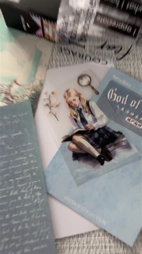 Ez a scrapbooking mini alkotás tegnap készült, csak a videót nem töltöttem fel. Este jövök a maival. A videózás és social media jelenlét is egy olyan szokás, amit szeretnék kialakítani. Ezt úgy tudom még tenni, ha ezt próbálom minél jobban leegyszerűsíteni. Most rájöttem, hogy végülis 4 másodperces videót is ki lehet rakni. Most meglátjuk milyen elérése lesz. :) #Scrapbookig #junkjournaling #junkjournal #journal #creativejournal