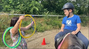 9.6K views · 56 reactions | Konj Kiki i devetogodišnji dečak Lazar druže se već godinu dana u okviru hipoterapije. Šta je terapija uz pomoć konja i kako utiče na decu sa smetnjama u razvoju? 戮 https://bbc.in/3cnoGBx | BBC News na srpskom | Facebook