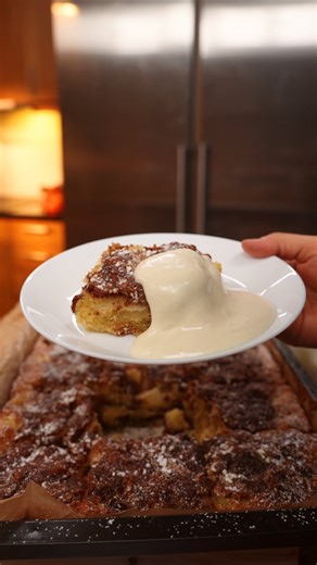 Helan Shabani on Instagram: "Äppelkaka i långpanna 🥹 bland det finaste vi har??? Den är saftig, mjuk och full av kääääärlek 🤭 den är perfekt när man ska bjuda många eller vill frysa in lite 🤝 Hela receptet hittar du via länken i min profil eller så söker du på ”Helan Shabani + äppelkaka”"