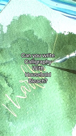 I’ve been writing straight onto ink-wash backgrounds using a pointed nib dipped into diluted bleach ✨ If you watch closely, you can see how the letters behave differently depending on how wet the surface is. Where there’s more water in the wash, the calligraphy softens and gently blurs. In drier areas, the marks stay sharper and more defined. Because bleach is quite thick, I also love the unexpected moments — a streak where the nib has been dipped, a drip that’s fallen across the card and chased