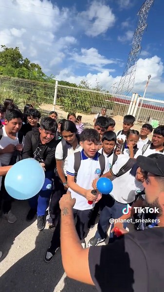 Tocó ir a la secundaria Carlos Fuentes, comenta tu secundaria para que sea la próxima y regalemos cosas#findeañocontiktokshop #regalos #cancun #findeañocontiktokshop