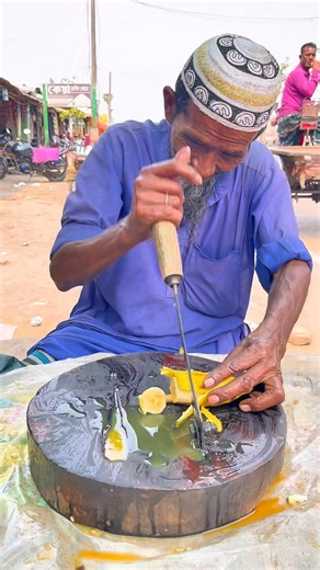 85-year-old grandfather's ninja technique for cut'ting bananas 🍌🍌#viral #foryou