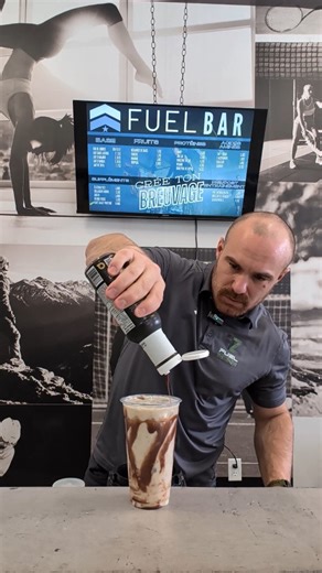 Deux ados à la maison, donc deux incontournables • le foutu Six-Seven • le chocolat Dubaï 🍫😅 Alors on a fait un compromis gagnant Un drink chocolat Dubaï version FuelZone 💪🍫 Au menu • protéine isolate à la pistache • sirop aphrodisiaque FitCook au chocolat, sans sucre • look chocolaté autour du verre • zéro culpabilité, 100 % plaisir Résultat Ça goûte vraiment trop bon 🤯 Texture crémeuse, vibe dessert, macros propres Passe en boutique et viens y goûter On te promet un sourire à la première 