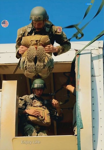 US Army Paratrooper Training: Pushing Limits & Fearless Jumps