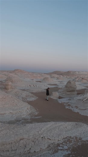 The magic of the White Desert in Egypt is difficult to explain ✨ We can highly recommend adding a 2 day 1 night tour to the White Desert to your Cairo itinerary. It takes 4 to 5 hours to reach the Bahariya Oasis from where you’ll change your car to a 4x4 vehicle. After an incredible bedouin lunch at the Al Faiz well, you can go for a swim in the hot geothermal water. Then, you’ll drive to the Crystal Mountain. Next up: the Aqaba region where you’ll be able to sandboard and visit the Moon Cave, b