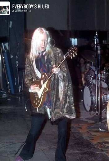 Johnny Winter San Francisco 1973 Photo Robert Altman #bluesmusic #guitar #goodvibes #StarsEverywhere #historicalphotos #johnnywinter #usa #albinos #motivacional #positivevibes | Super Blues