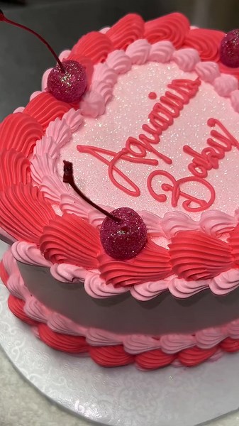 the glitter 😩 #lucerobakerycommerceca #harrystyles #heartcakes