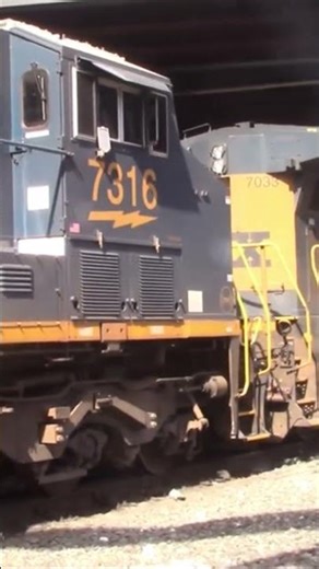 Very Loud Horn on CSX CM44AC #train #shorts #viral