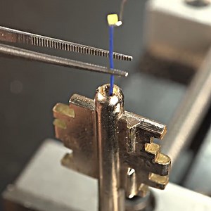 34M views · 194K reactions | Remaking A Key With Flashlight | DIY & Crafts | Facebook