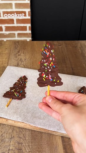 Dark chocolate Christmas trees: easy, quick and delicious These dark chocolate trees are easy to make and only require a few ingredients. Just melt some chocolate to preparare these amazing Christmas trees. We used dark chocolate, let's make your treats then in fridge for 20 minutes! The will be ready in no-time. INGREDIENTS 150g dark chocolate piping bag METHOD 1. Melt the chocolate in the microwave for 1 to 2 minutes in a microwave-safe container until all the pieces are melted. Stir it every