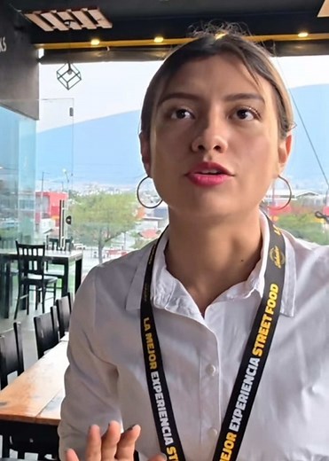 Hermosa mesera le da de comer a un vagabundo sin saber que es millonario 😰 así la premiamos