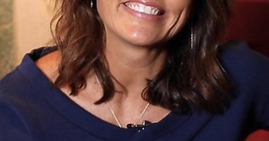 INTERVIEW - Faustine Bollaert se livre sur l’âgisme à la télévision : “Il faut bien qu’il y ait des avantages à vieillir”