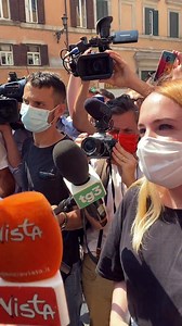 Oggi pomeriggio, uscendo dal Senato, mi sono fermato a parlare con alcuni cittadini. Il calore che ci avete trasmesso in questi giorni ci ha dato una forza incredibile. Il risultato ottenuto a Bruxelles appartiene a tutto il Paese, all’Italia intera. | Giuseppe Conte