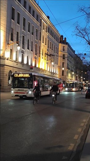 Bus rue de la république à #Lyon centre. #bus #tcl #C3 #C13