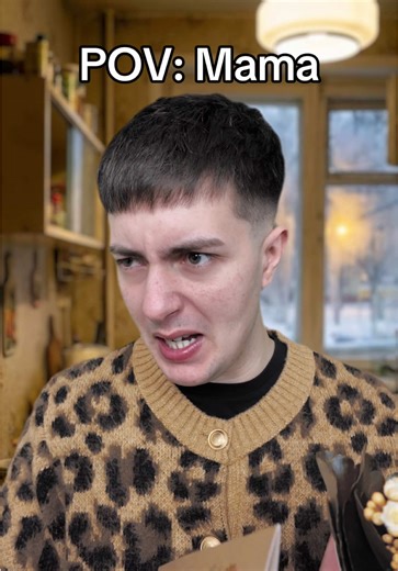 În toate sketch-urile mele, am portretizat-o pe Violeta în toate ipostazele posibile și, de multe ori, nu am pus-o într-o lumină bună. Dar niciodată nu am vorbit despre cel mai important rol al ei: rolul de mamă. Clipul acesta este despre sacrificiile și eforturile unei mame, care, de cele mai multe ori trec neobservate. Știu că pe 8 martie e Ziua Femeii, nu Ziua Mamei. Însă, când eram mic, la școală făceam tot felul de felicitări și desene pe care le dăruiam mai apoi mamei. Involuntar, când mă 