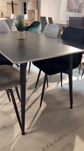 Letisztult forma, modern hangulat. ✨ A Madrid étkezőasztal tökéletes alap a közös pillanatokhoz, stílusos, időtálló és könnyen kezelhető. Masszív kialakítás, praktikus felület, kompromisszumok nélkül. Ha szereted az egyszerű, mégis karakteres megoldásokat, ez az asztal neked szól. 🖤 | Home-Max Lakberendezés