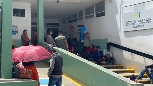 🔴 Da a luz niña de 13 años en San Juan Chamula, Chiapas; se debate entre la vida y la muerte en un hospital, mientras su bebé sobrevivió Fuentes oficiales indicaron que el fin de semana los padres ingresaron a la menor al Hospital de la Mujer, ubicado en San Cristóbal de Las Casas, Chiapas, debido a que iniciaron sus contracciones. Los médicos detectaron que el embarazo provocó aplastamiento de vejiga y la uretra, así como lesiones en otros tejidos internos debido a la inmadurez física de la ma