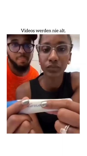 realistic humour on Instagram: "Dieses Video ist ein viraler TikTok-Prank, der ein „dramatisches Enthüllungsformat“ nutzt, um eine humorvolle und unerwartete Pointe zu erzielen. Video-Zusammenfassung Die „Schwangerschafts-Enthüllung“: Das Video beginnt mit einer Frau (die offensichtlich hochschwanger ist) und ihrem Partner. Sie halten einen digitalen Schwangerschaftstest und machen einen dramatischen Countdown. Als der Test „Schwanger“ anzeigt, reagieren sie schockiert und überglücklich. Der Wit