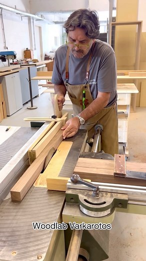 Woodlab-Varkatotos on Instagram: "Λοξή κοπή ποδιού με οδηγό για έπιπλο μπάνιου. #Woodlab_varkarotos #furniture #furnituredesign #χειροποίητα #επιπλα #dovetails #dovetail #dovetailjoint #tips #wood #carpentry #craft #diy #carpentry #handmade #carpenter #furniture #Construction #woodcraft #Decoration #vintage #wooddesign #woodworking #wood #wooddesign #architectur #architecture #wooddesigns #decoration #decor"