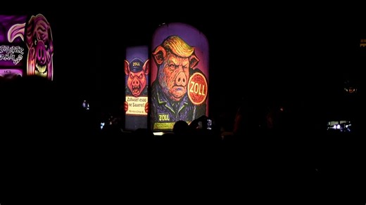 Video. Carnevale di Basilea, lanterne satiriche luminose contro Donald Trump
