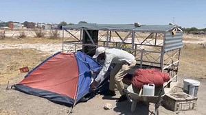 Ta shuna keumbo... Erick Ndakolo ou a ninga omafiku 18 pombila yaina komaendo mOshakati ota shuna nena keumbo konima eshi va tula po eudaneko nopolifi. Ndakolo okwa li ha nangala pombila yaina konima eshi ya tewa nokukufwa eedopi kovakwashiwana. Okavidio: Festus Hamalwa | Kundana Newspaper
