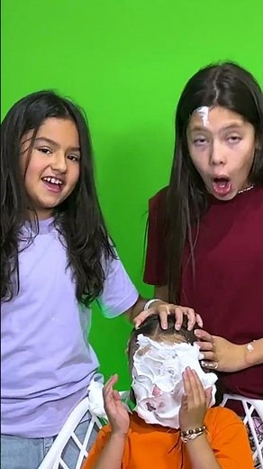 MIS HERMANITAS COMPLETAN LA CANCIÓN CON UNA SOLA PALABRA !!