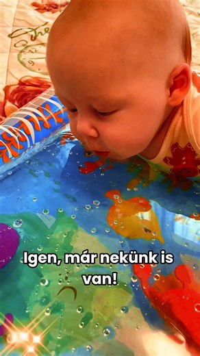 Végre egy játék, amit nem un meg a babám! 🥰 Már az első perctől imádja nézegetni – nálunk a hason fekvés is játékká vált. 🌊💛 40 000 elégedett szülő ajánlásával. 👉 Nézd meg videón, miért ilyen népszerű! | Baba Szív 1