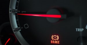 Qué significa la señal del signo de exclamación en el tablero del auto