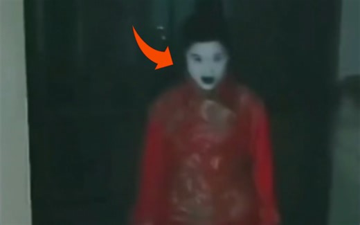 丸子头红衣女飘