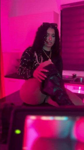 tash cambiandoce para dar su show en el set de grabacion, detras de camaras muñeca by carter films