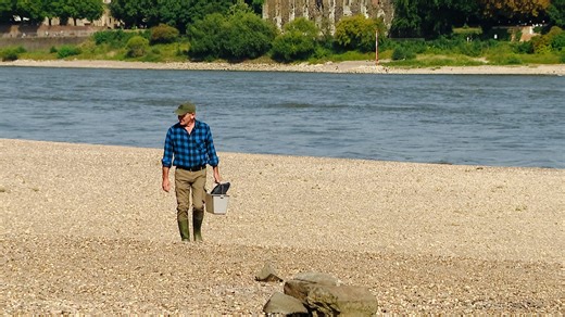 Goldwaschen im Rhein: Warum man dabei nicht auf Reichtum hoffen kann
