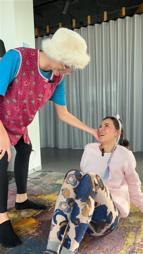 Sebepoznání dětí již od malička on Instagram: "❤️ Děkujeme vám za vaši přízeň v roce 2025. Smích je jednou z našich hodnot. A protože jsme kromě kolegyň také nejlepší kamarádky, máme ho opravdu hodně. Přejeme sobě i vám, aby bylo v roce 2026 smíchu ještě víc. Ve výchově, doma, v práci, ve škole, s kamarády. Prostě všude. Smích léčí. A taky do roku 2026 přejeme méně snahy a více uvolnění. Méně přemýšlení nad tím, co ještě udělat lépe, a více úlevy z toho, že už teď děláme dost. 🌟 A hlavně!!! Pře