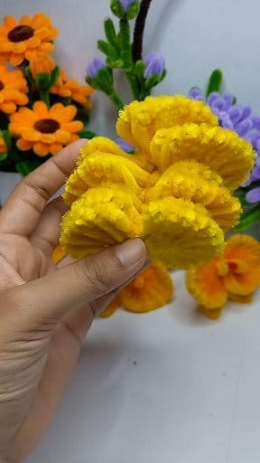 Anggrek bulan #idekreatif #tutorial #bungakawatbulu #diy #handcraft #handmade #pipecleanerart #kerajinantangan #kerajinandaribarangbekas #fuzzywireflowers #crafter | Hanifaa Craftopia