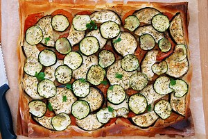 Tarta fácil de verduras con masa filo: receta vegetariana ligera y crujiente