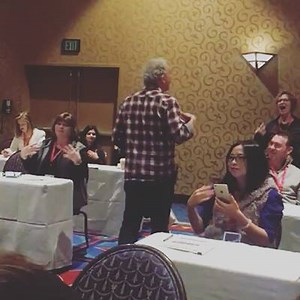 Felices cantando con Parachute Express, los creadores de las canciones de Gymboree, en la convención de 40 años de ser líderes mundiales en clases de estimulación temprana. | Gymboree Guatemala