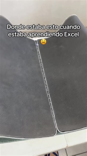 Excelya on Instagram: "Literalmente donde 😫👀 #excel #exceltricks #mousepad #exceltips #trabajo #alfombrilla #microsoftexcel #word #oficina #exceltraining Diseñado para personas que trabajan en oficina, este mousepad grande con atajos de Microsoft Office es una herramienta pensada para profesionales mayores de 30 años que pasan largas jornadas frente al ordenador. Integra atajos esenciales de Word, Excel y PowerPoint, permitiendo trabajar más rápido, con menos esfuerzo y sin perder concentració