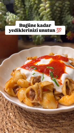 🍄🌼Enfes Tatlar 🌼🍄 on Instagram: "Canınız mantı çekti ve zamanınız yoksa bu tarifi mutlaka deneyin, efsane oluyor! 🥳 Mantı makarnam Özenli sofraların vazgeçilmezi @arbellamakarna’dan Daha fazla bu tarz tarif için profilime göz atabilirsiniz: 👉🏻 @pastalimpus 👉🏻 @pastalimpus #işbirliği Pratik Kıymalı Mantı Makarna 🥟 Malzemeler: (2 kişilik) • 200 gr kıyma • 1 adet kuru soğan • 1 adet kapya biber • Yarım çay bardağı sıvı yağ • 2 diş sarımsak • 1 yemek kaşığı salça • Tuz, karabiber, kırmızı 