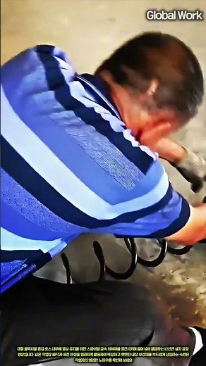 플렉시블 닥트 호스 변형 방지용 내장 스프링 와이어 결합 기술 #worker #process #flexiblehose #maintenance #plumbing