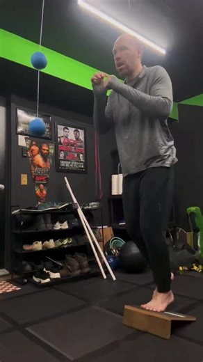 Quintin - Performance Specialist for mid age men on Instagram: "Comment “FEET” for your free foot assessment video. Improve your boxing accuracy in just 72 hours with this drill. When you train forefoot balance, you activate the highest-density mechanoreceptors in your lower body, feeding your brain nonstop information about posture, pressure, and micro-instability. Add coordination drills on top of that and the nervous system is forced to sync lower-body stability with upper-body precision. Thi