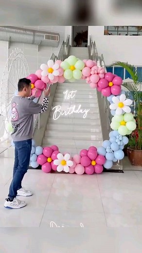 DecoraciónconglobosLa on Instagram: "En este tutorial te mostraremos paso a paso cómo hacer una increíble instalación con globos que dejará a todos tus invitados asombrados. Descubre los secretos y técnicas para combinar colores, tamaños y formas de globos, y crea un ambiente mágico para cualquier ocasión. ¡Sorprende con tus habilidades en decoración y convierte tus eventos en momentos inolvidables!"