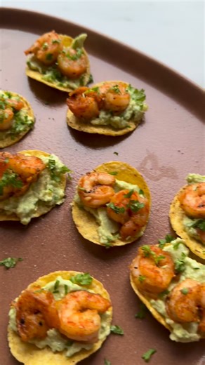Louise | Opskrifter | Aftensmad | Dessert | Salat | Kage on Instagram: "Min lille serie med snacks til nytårsaften fortsætter – og i dag med en virkelig nem og lækker snack med spicy rejer og cremet avocado 😍 Det her er sådan en appetizer, der både ser flot ud på bordet og smager af noget. Sprøde tortilla chips, krydrede rejer med og en frisk avocadocreme, der samler det hele. De er hurtige at lave, kan forberedes næsten helt på forhånd – og så forsvinder de seriøst hurtigt fra fadet 😅 Er du k