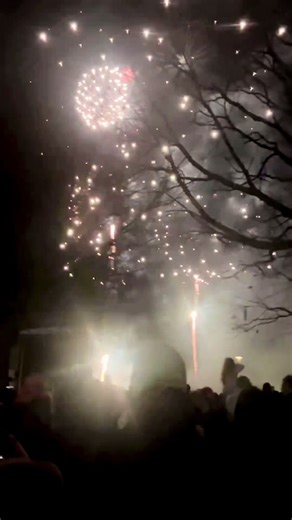 Honestly the BEST firework display I have ever been too! Bournemouth fireworks was absolutely amazing. 3 displays each one getting bigger & better. The music, the fireworks, rides just set the vibes. Will 100% be making this a tradition with my boys🤍 #bournemouth #fireworks #bournemouthfireworks #familytime #mumtok