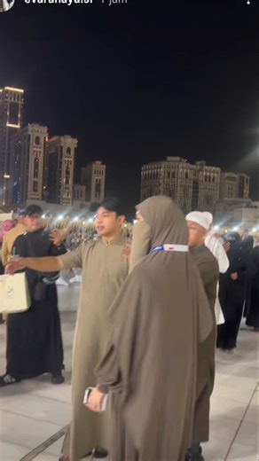 Fiki Naki always takes care of his wife #Makkah during Umrah #shorts #fikinaki