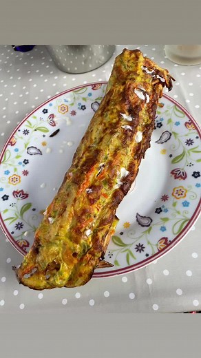 Und hier wie versprochen das Rezept 🤩🤩🤩🤩Möhren Rolle 2 große Möhren 1 Zucchini (raspeln und salzen separat ca 30 Minuten ziehen lassen,dann die flüssigkeit weg schütten in einem Sieb so das es keine Flüssigkeit mehr beinhaltet 2 Eier 50 gr Kartoffel (raspeln) 50 gr Reibekäse light 1Eßl.Mehl Salz,Pfeffer und Muskat (Creme Fraiche für den Belag) Backblech mit Papier auslegen und alles zu einem Teig verrühren und auslegen auf dem Backpapier Bei 180 grad ca eine halbe Stunde von beiden Seiten Ba
