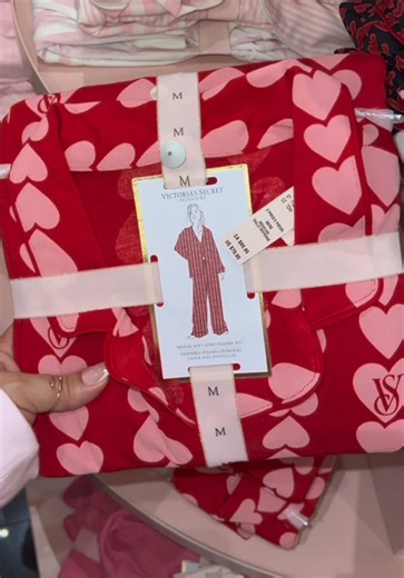 Let’s go to Victoria’s Secret #victoriassecret #ValentinesDay #keychains #victoriassecretsale #wristlets
