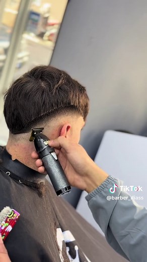 Dégradé Coiffure avec Tondeuse de Finition