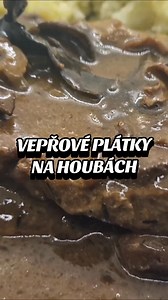 Recept na vepřové plátky na houbách Suroviny na vepřové s houbami: 40-50 g sušených hub 400 ml hovězí vývar 800 g vepřového masa (6 plátků) sůl, černý pepř 2 lžíce sádla 1 cibule (nebo 2 šalotky) 1 lžíce hladké mouky špetka drceného kmínu 1 lžička sušeného tymiánu 2-3 bobkové listy 2 lžíce houbového prášku 150 ml bílého vína (Chardonnay, Rulandské š.) máslová jíška 50 g ledového másla 100 ml smetany ke šlehání (volitelné) #bestrecepty #vepřové #nahoubách #omáčka #fyp | Bestrecepty.cz