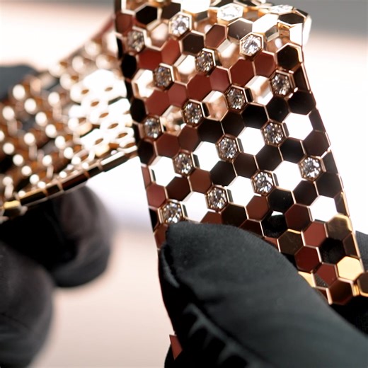 The Bee de Chaumet cuff, crafted with passion and expertise.⁣ Brilliant-cut diamonds rise from a honeycomb design in rose gold.⁣ Each stone, delicately raised, catches the light in motion.⁣ A testament to Chaumet’s enduring savoir-faire.⁣ ⁣ chaumet.com⁣ ⁣ #BeedeChaumet #Chaumet #ChaumetSavoirFaire | Chaumet