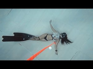 A Side Recording of a Freediving Girl’s 150s Warm up Dive